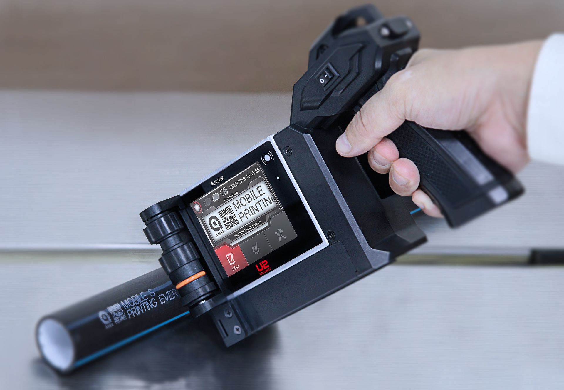 Marcaje sobre botes plásticos con Impresoras Industriales Portátiles Anser con tintas blanca, amarilla, azul y roja