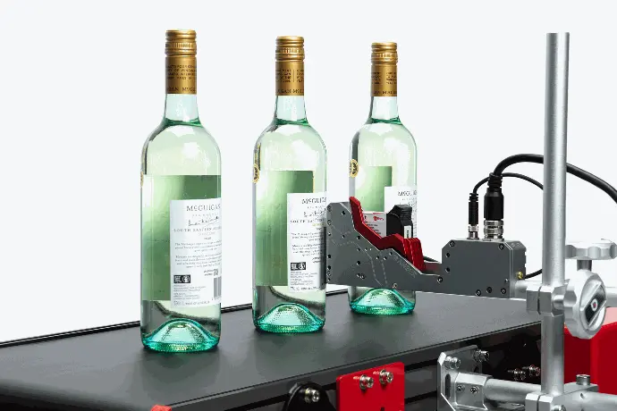 Marcaje en industria etiquetas de botellas de vino