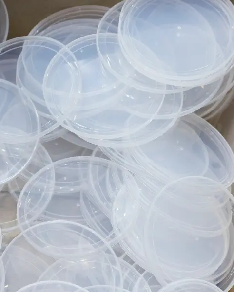 Marcaje industrial en tapas de plástico