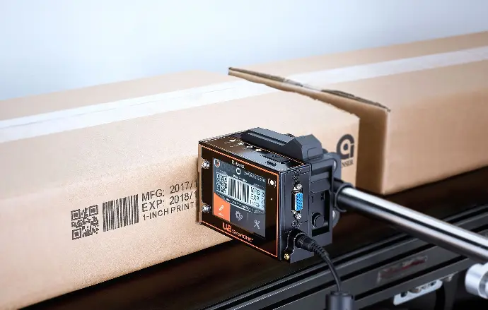 Marcaje de caja de cartón con pistola Anser, código QR y de barras, impreso con impresora de marcaje y codificación Anser SmartONE con tinta base agua de una pulgada