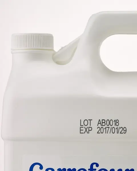 Marcado industrial con imresoras en botella de plástico