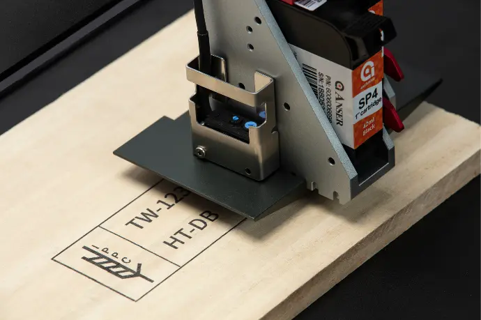 Marcaje cartuchos de tinta con equipo marcaje industrial Anser sobre madera