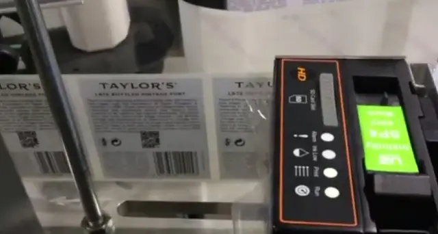 Marcaje de etiqueta de botella de vino Anser, código QR impreso con impresora de marcaje y codificación Anser Smart con cartucho tinta base agua de media pulgada