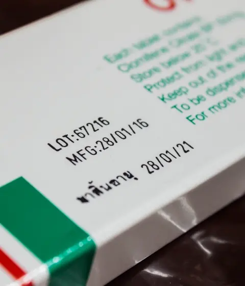 Marcaje de caja de cartón de medicamento con lote y fecha, impreso con impresora de marcaje y codificación Anser X1 con tinta base agua