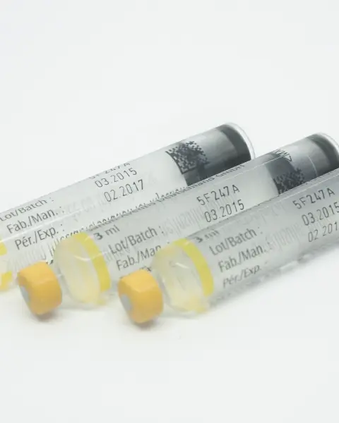 Marcaje industrial en etiqueta de plástico en productos farmacéuticos